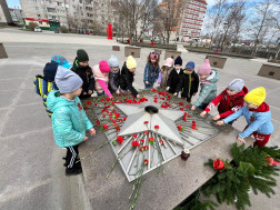 Возложение цветов к Мемориалу памяти воинов-назаровцев.